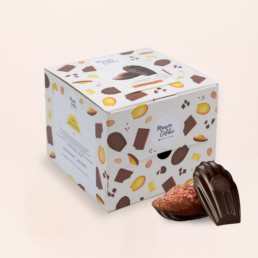 Madeleine chocolat noir moulée au chocolat noir et éclats de pralines roses