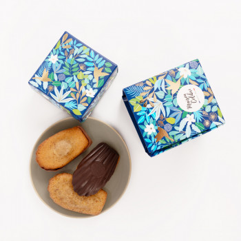 Une boite événement avec notre assortiment signature, 3 madeleines.