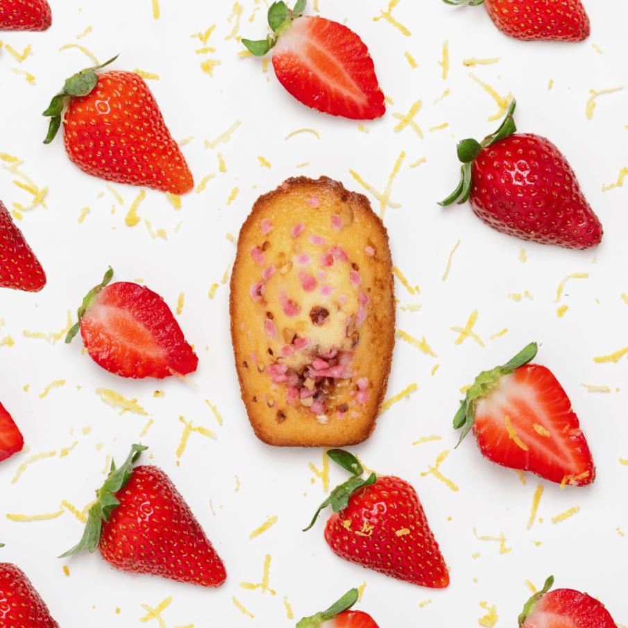 Madeleine cœur fraise yuzu et éclats de pralin rose - Maison Colibri